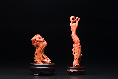 Twee Chinese bloedkoralen figuren van godinnen, 19/20e eeuw