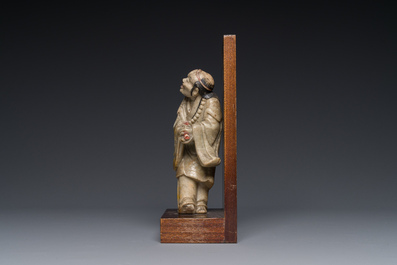 Figure polychrome en pierre st&eacute;atite sur socle en bois, Chine, 18&egrave;me