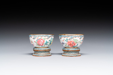 Une paire de tasses et trois coupes en &eacute;maux de Canton &agrave; d&eacute;cor floral, Yongzheng/Qianlong