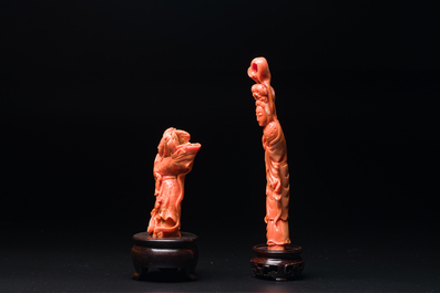 Twee Chinese bloedkoralen figuren van godinnen, 19/20e eeuw