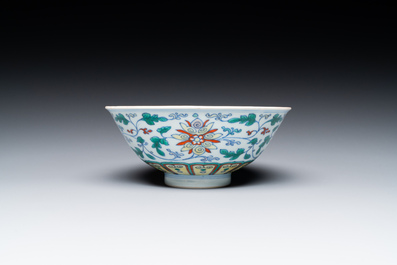 Een Chinese doucai kom met lotusslingers, Qianlong merk en periode