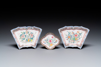 A pair of fine Chinese Canton enamel cups and three saucers with floral design, Yongzheng/Qianlong