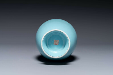 Een Chinese monochrome turquoise geglazuurde vaas, Qianlong merk en periode