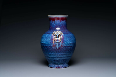 Grand vase en porcelaine de Chine &agrave; &eacute;mail flamb&eacute; aux anses en form de taotie, Qing