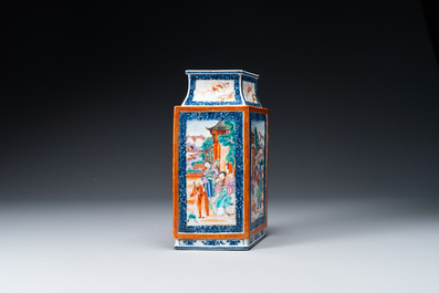 Vase de forme losange en porcelaine de Chine famille rose de Canton &agrave; d&eacute;cor mandarin, Qianlong