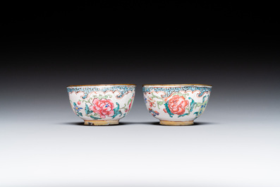 Une paire de tasses et trois coupes en &eacute;maux de Canton &agrave; d&eacute;cor floral, Yongzheng/Qianlong