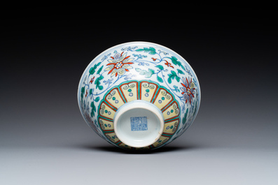Bol en porcelaine de Chine doucai &agrave; d&eacute;cor de rinceaux de lotus, marque et &eacute;poque Qianlong