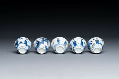 Dertien Chinese blauw-witte schotels en twaalf koppen met figuratief decor, Kangxi/Yongzheng
