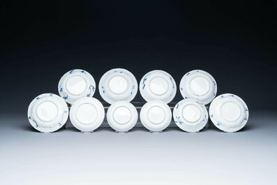 A varied collection of 18 pieces Chinese blue and white and famille rose porcelain, Kangxi/Yongzheng