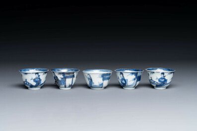 Treize soucoupes et douze tasses en porcelaine de Chine en bleu et blanc &agrave; d&eacute;cor figuratif, Kangxi/Yongzheng