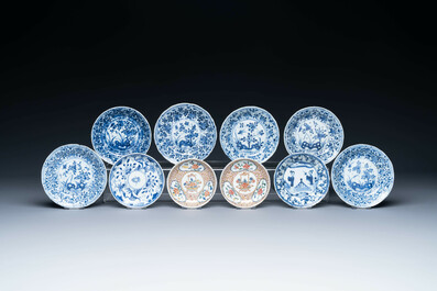 Een gevarieerde collectie van 18 stukken Chinees blauw-wit en famille rose porselein, Kangxi/Yongzheng