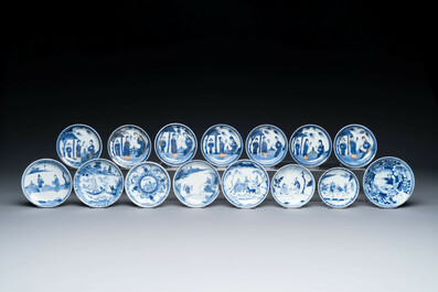 Dertien Chinese blauw-witte schotels en twaalf koppen met figuratief decor, Kangxi/Yongzheng