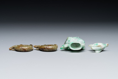 Een paar Chinese jade sculpturen van olifanten en een dekselvaas op houten sokkels, 19e eeuw