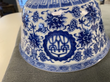 Paire de bols 'wan shou wu jiang 萬壽無疆' en porcelaine de Chine en bleu et blanc, marque et &eacute;poque de Qianlong