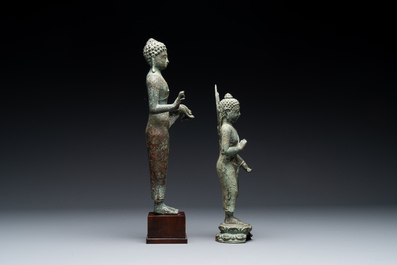 Twee bronzen figuren van een staande Bodhisattva, Centraal Java, 11/13e eeuw