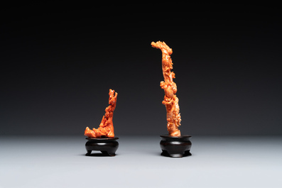 Deux groupes de d'oiseaux parmi des fleurs en corail rouge sur socle en bois, Chine, 19/20&egrave;me