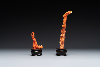 Deux groupes de d'oiseaux parmi des fleurs en corail rouge sur socle en bois, Chine, 19/20&egrave;me