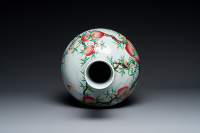 Vase de forme 'tianqiuping' en porcelaine de Chine famille rose &agrave; d&eacute;cor de neuf p&ecirc;ches en relief, marque de Qianlong, 19/20&egrave;me