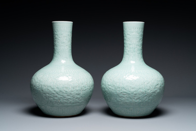 Een paar grote Chinese monochrome celadon geglazuurde flesvormige vazen met anhua lotusslingers, 19e eeuw