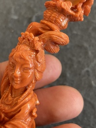 Sculpture d'une fille au panier fleuri en corail rouge, Chine, 19/20&egrave;me