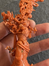 A Chinese red coral figure of a standing lady holding a vase, 19/20th C.