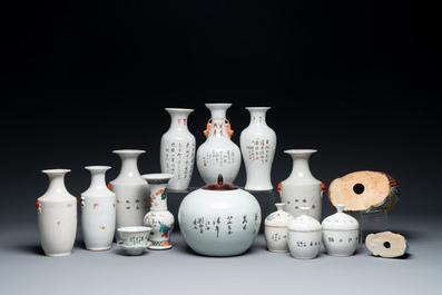 A varied collection of 15 pieces of Chinese qianjiang cai, famille rose and verte porcelain, 19/20th C.