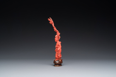 Sculpture d'une femme debout en corail rouge, Chine, 19/20&egrave;me