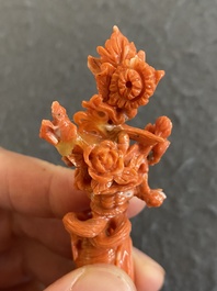 A Chinese red coral figure of a standing lady with a flower basket, 19/20th C.