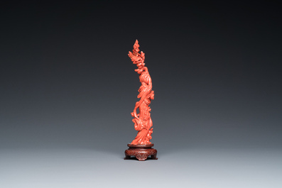 A Chinese red coral figure of a standing lady with a flower basket, 19/20th C.