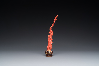 A Chinese red coral figure of a standing lady holding a vase, 19/20th C.