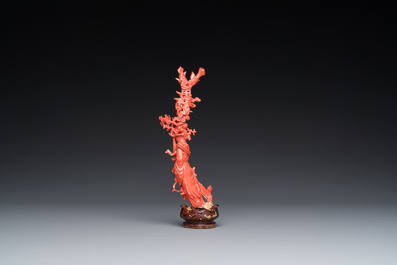 A Chinese red coral figure of a standing lady holding a vase, 19/20th C.