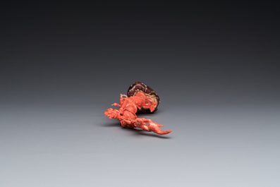 Sculpture d'une femme debout en corail rouge, Chine, 19/20&egrave;me