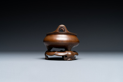 Een Chinees bronzen wierookvat met drie poten op een sokkel, Xuande merk, 19e eeuw