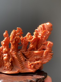 Groupe de huit immortels en corail rouge sur socle en bois, Chine, 19/20&egrave;me