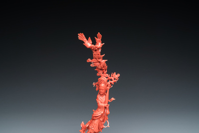 A Chinese red coral figure of a standing lady holding a vase, 19/20th C.