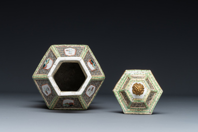 Vase couvert de forme hexagonale en porcelaine de Chine famille rose &agrave; monture en bronze dor&eacute;, Qianlong