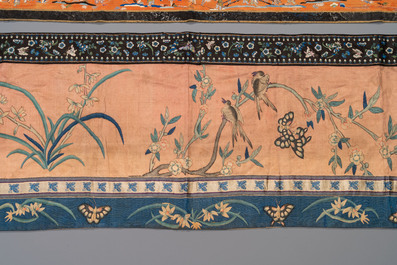 Twee Chinese geborduurde zijden doeken met 'honderd jongens' en 'vogels en bloemen' decor, 19e eeuw