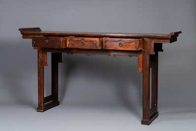 A Chinese wooden three-drawer console table, 19/20th C.