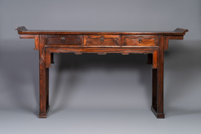 A Chinese wooden three-drawer console table, 19/20th C.