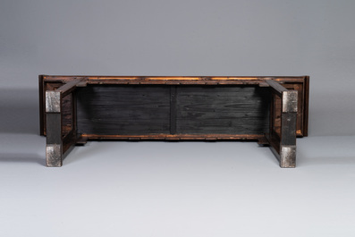 Een Chinese houten tafel met drie lades, 19/20e eeuw