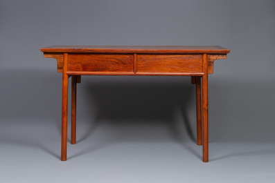 A Chinese huanghuali wooden two-drawer recessed-leg table, 19/20th C.