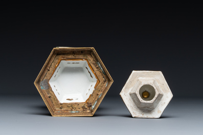Een hexagonale Chinese famille rose dekselvaas met vergulde bronzen montuur, Qianlong