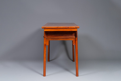 A Chinese huanghuali wooden two-drawer recessed-leg table, 19/20th C.