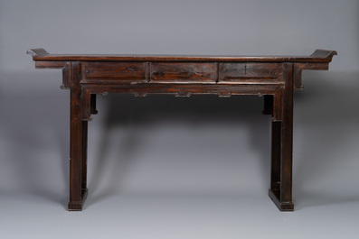 A Chinese wooden three-drawer console table, 19/20th C.