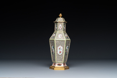 Vase couvert de forme hexagonale en porcelaine de Chine famille rose &agrave; monture en bronze dor&eacute;, Qianlong