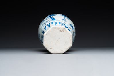 Een Chinese blauw-witte octagonale 'Jia Guan Jin Jue 加官晉爵' vaas, Transitie periode