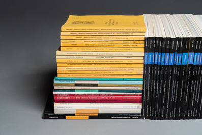 Een gevarieerde collectie van 113 oude Chinese veilingcatalogi over Chinese kunst van Christie's en Sotheby's, jaren 60 en later