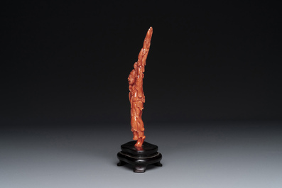 Sculpture d'un p&ecirc;cheur en corail rouge sur socle en bois, Chine, 19/20&egrave;me