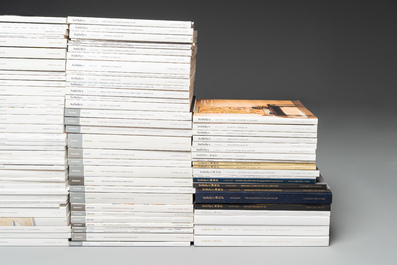 Een gevarieerde verzameling van 155 veilingcatalogi van Sotheby's over Chinese kunst, 2010 en later