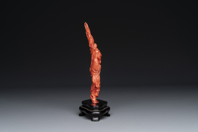 Sculpture d'un p&ecirc;cheur en corail rouge sur socle en bois, Chine, 19/20&egrave;me